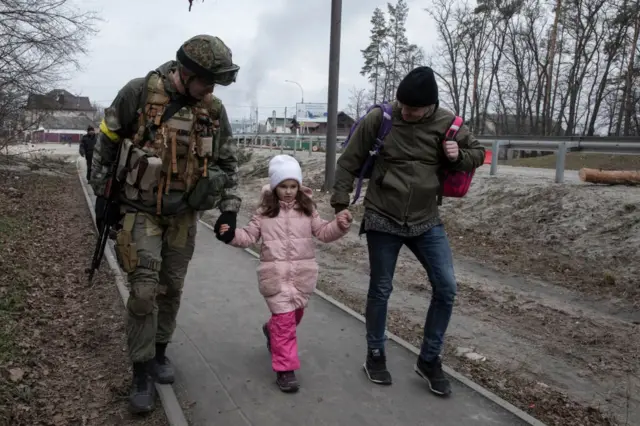 ইরপিন শহরে ভারী গোলাবর্ষণের পর শহর ছেড়ে যাচ্ছেন অধিবাসীরা।