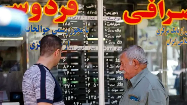 تا پیش از اعلام ارز "تک نرخی"، هر چند که تخصیص ارز مبادله‌ای به مسافر متوقف شده بود، ولی شهروندان ایرانی عازم کشورهای خارجی می‌توانستند با ارائه مدارک مسافرتی و مراجعه به صرافی بانک‌ها تا سقف ۵۰۰۰ دلار ارز دریافت کنند