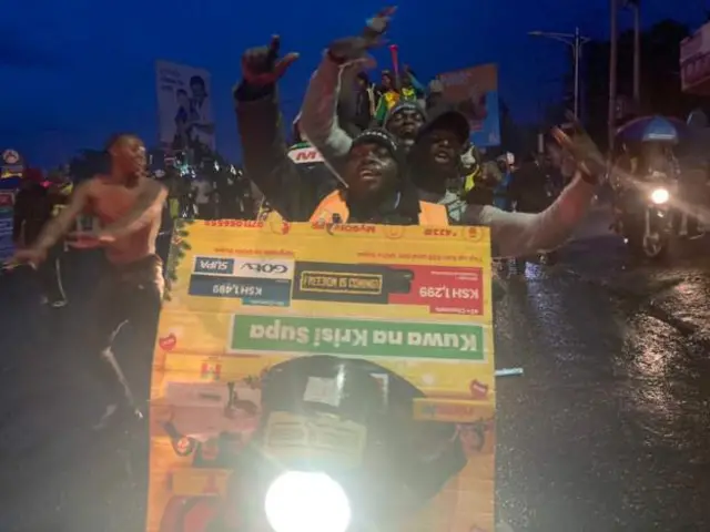 Abantu bari kuri moto bishimira intsinzi ya Ruto 