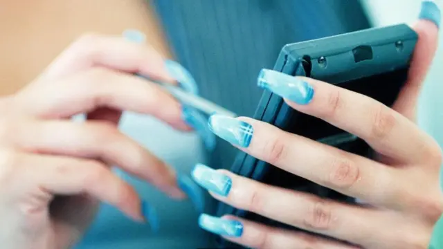 Mano con uñas acrílicas