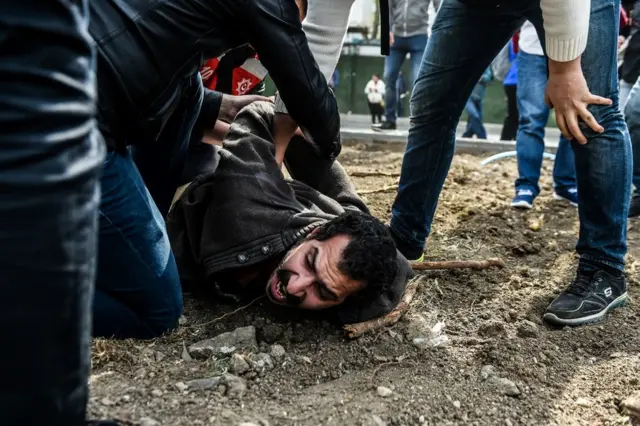 Taksim'e yürümek isteyen eylemciler polis tarafından Beşiktaş'ta gözaltına alındı