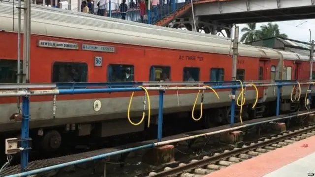 પ્લેટફૉર્મ પર રહેલી ટ્રેન