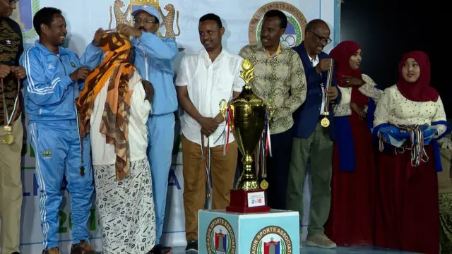 Coley waxaa abaalmarin guddoonsiiyey madaxweyne Farmaajo