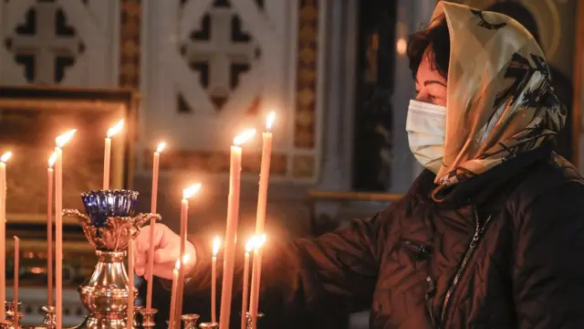 Женщина в маске в церкви