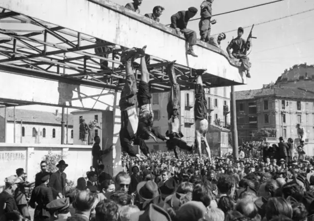 Los cuerpos de Benito Mussolini, su amante y otros cuelgan de una plaza de Milán expuestos a la multitud.