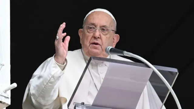 El papa Francisco pasa una noche tranquila tras empeorar su estado de salud al sufrir un "ataque aislado de broncoespasmo", según el Vaticano - BBC News Mundo