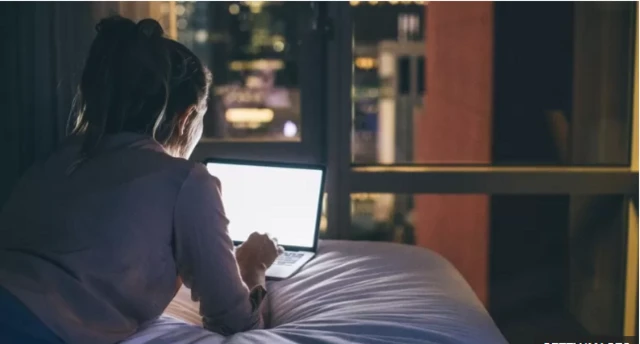 Isticmaalka taleefoonnada gacanta iyo Laptop-yada waxay saameyn ku yeeshaan hurdada