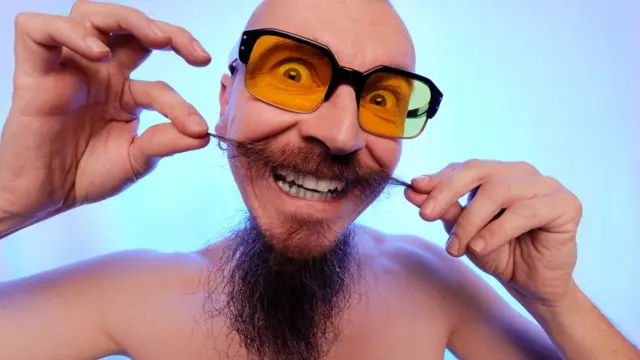 Hombre mostrando su barba y bigote