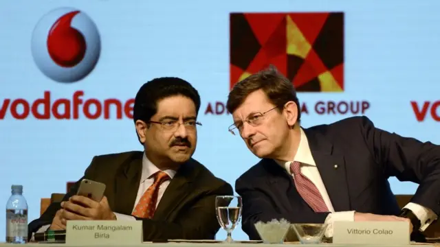 હાલના વોડાફોનના ચેરમેન કુમાર મંગલ બિરલા અને અગાઉના સીઈઓ