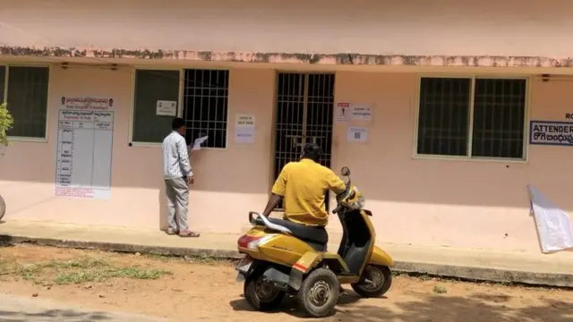 కోవిడ్ టెస్టుల ఫలితాల కోసం వచ్చినవారు