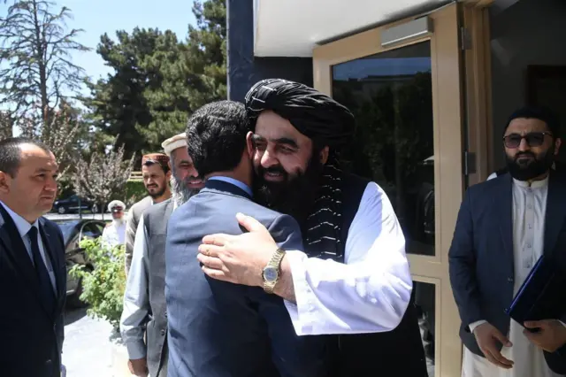 Ўзбекистон ва Афғонистондаги Толибон ҳукуматининг ташқи ишлар вазири қучоқ очиб кўришаётган пайт.