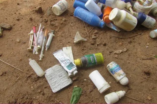 වෙරළට ගොඩ ගසා තිබුණු අපද්‍රව්‍ය