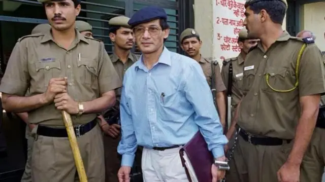 ज्या दिवशी चार्ल्स शोभराजनं तुरुंगातून पलायन केलं त्यादिवशी तिहारमधील 900 पैकी 12 इतर कैदी सुद्धा पळून गेले. 