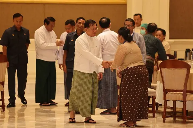 ပြည်တွင်းမှာ အင်အားအများဆုံးလို့ ယူဆခံရတဲ့ပါတီဖြစ်တဲ့ ပြည်ထောင်စုကြံ့ခိုင်ရေးနဲ့ဖွံ့ဖြိုးရေးပါတီ ခေါင်းဆောင် ဦးခင်ရီ(ဘယ်ဘက်ဒုတိယမြောက်လူ)လည်း တွေ့ဆုံပွဲကို တက်ရောက်ခဲ့ပါတယ်