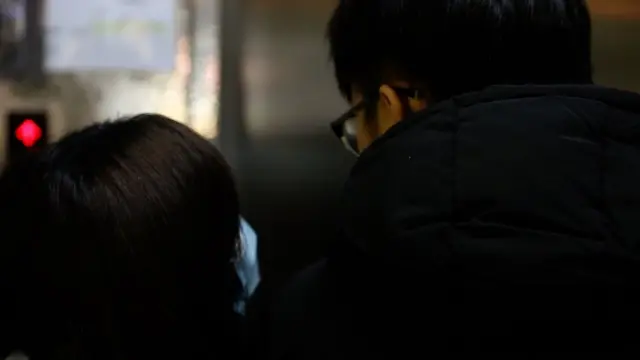 乔纳森和菲比的背影