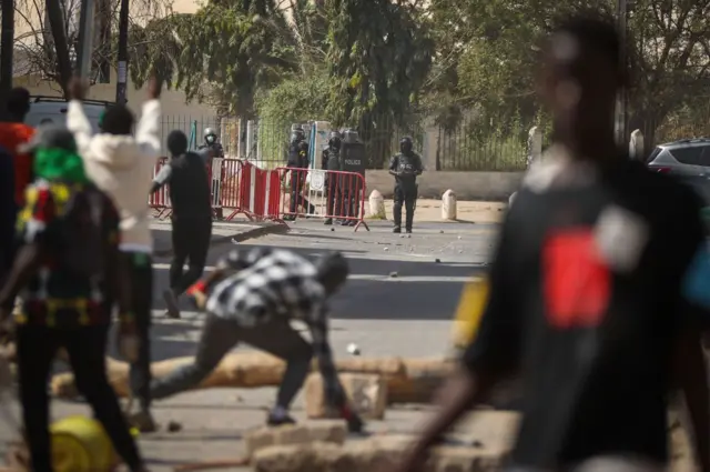 Manifestants face à des policiers