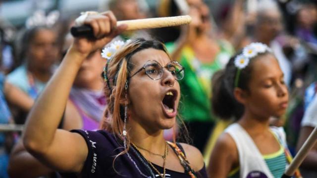 Mulheres participam de passeata pelo centro do Rio de Janeiro no dia 08 de março de 2023