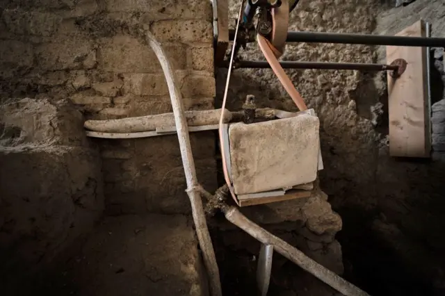 Tuberías y grifos en la sala de calderas de la residencia