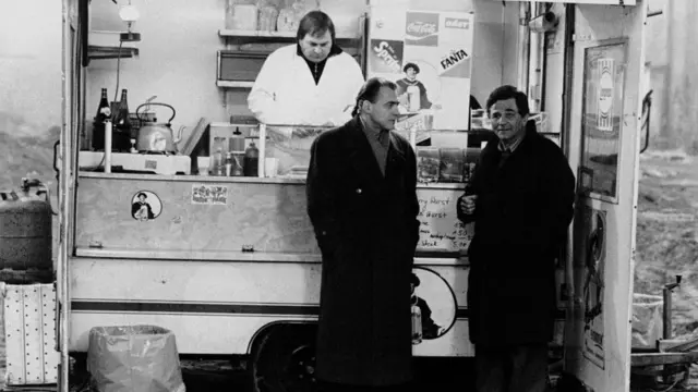 Исполнитель главной роли Бруно Ганц и американский актер Питер Фальк в фильме "Небо над Берлином"