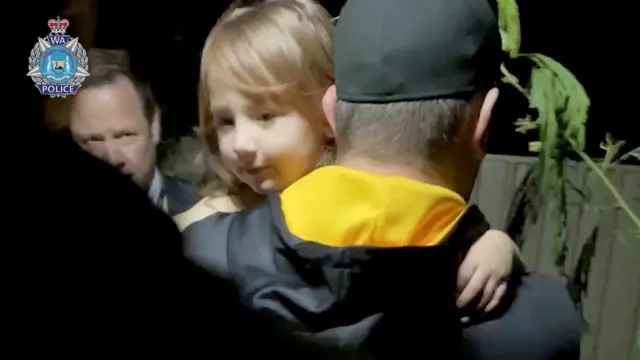 Полицейские выносят Клео из дома