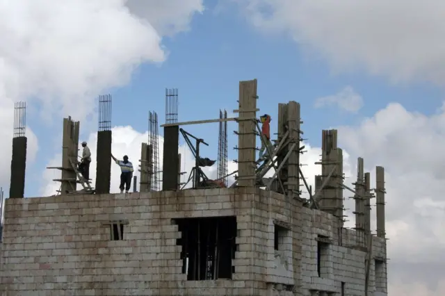 عمالة وافدة تعمل في قطاع الإنشاءات في الأردن