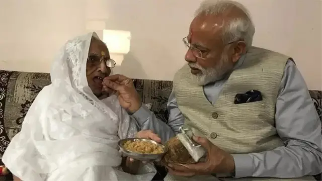 नरेंद्र मोदी अपनी मां हीराबेन के साथ