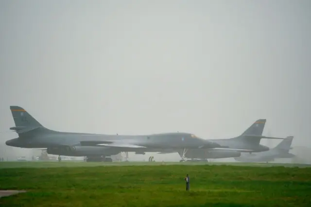 Американский сверхзвуковой стратегический бомбардировщик Rockwell B-1 Lancer на авиабазе Фэрфорд в Великобритании 7 марта 2026 года