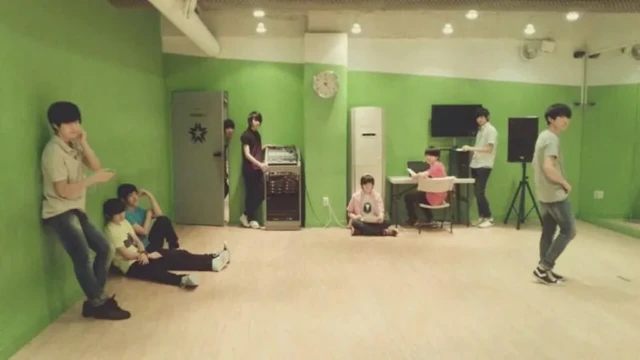 초록색 벽으로 된 연습실의 모습