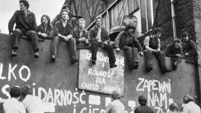 Početni pritisak štrajka na povećanje plata prerastao je u šire zahteve za slobodom govora i oslobađanjem političkih zatvorenika