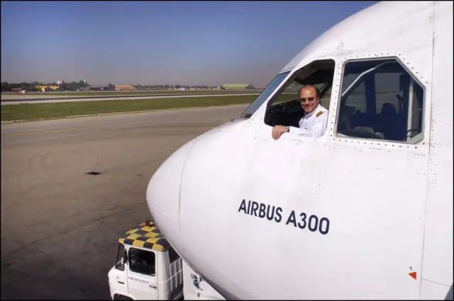 عکس تبلیغاتی محمدباقر قالیباف در کابین هواپیما در جریان انتخابات ریسات جمهوری