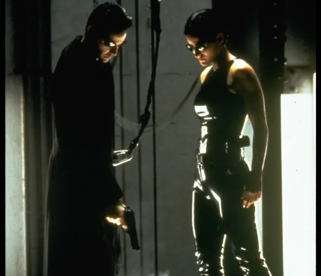 Keanu Reeves e Carrie-Anne Moss em The Matrix