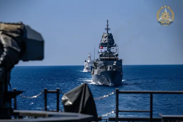 Tàu BRP Rajah Sulayman của Hải quân Philippines dẫn đầu đội hình di chuyển trước tàu HMAS Toowoomba của Hải quân Hoàng gia Úc và tàu BRP Melchora Aquino của Lực lượng Cảnh sát biển Philippines trong hoạt động hợp tác hàng hải đa phương từ ngày 9-12/4