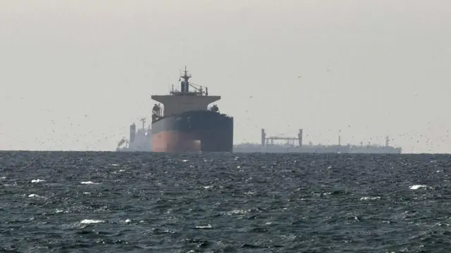 EUA bombardeiam alvos no Irã após ataque a navio no Estreito de Ormuz
