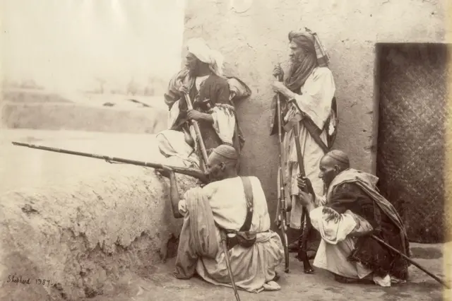 چهار مرد از قبیله پتان‌ که لباس محلی به تن دارند در سال ۱۸۶۲ نشان داده شده‌اند. این مردان سلاح به دست دارند. 