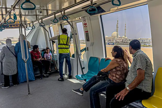 Des passagers empruntent le nouveau monorail du Caire alors qu'il s'approche de la Grande Mosquée al-Fattah al-Aleem, dans le cadre du mégaprojet de la Nouvelle Capitale Administrative (NCA), à environ 45 kilomètres à l'est du Caire, le 22 mai 2026