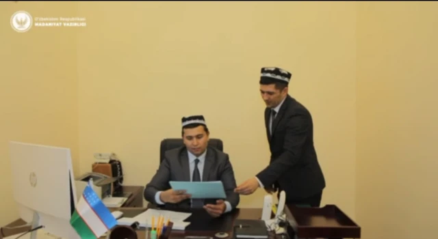 Дўппили Маданият вазирлиги ходимлари