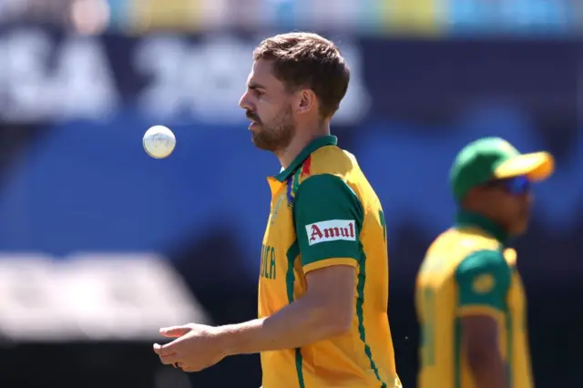 টি-টোয়েন্টি বিশ্বকাপে আনরিখ নরকিয়া বনাম বাংলাদেশ- ৬ ওভার ৫ বলে, ১৮ রানে ৭ উইকেট।