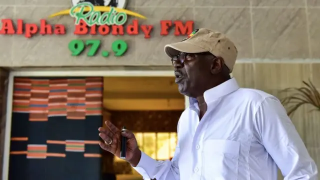 L'Ivoirien Alpha Blondy lors d'une interview dans le siège de sa radio