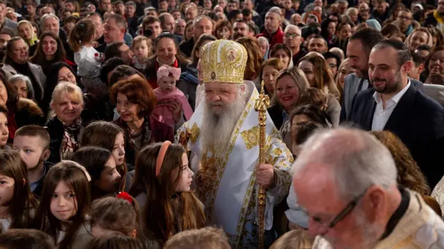 Свештеник окружен децом и старијима у цркви у Северној Македонији