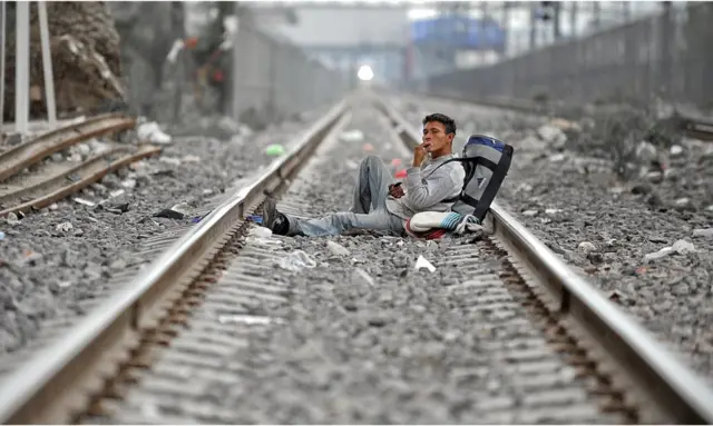 Migrante salvadoreño en las vías de tren en Lechería, a 30 kilómetros al norte de Ciudad de México.