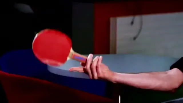 El profesor Fraser demuestra los diferentes tipos de giros con una raqueta de tenis de mesa.