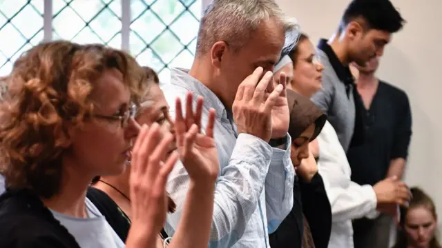 İbn Rushd-Goethe Camii'nde namaz kılanlar