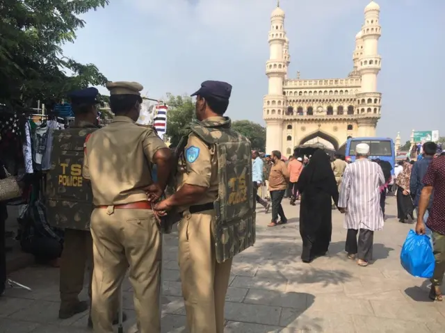 హైదరాబాద్ చార్మినార్ వద్ద పోలీసు బందోబస్తు