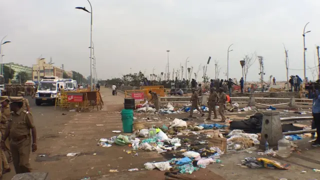 சென்னை மெரீனாவில் ஜல்லிக்கட்டு போராட்டக்காரர்களை கலைத்த போலிசார் (புகைப்படத் தொகுப்பு)