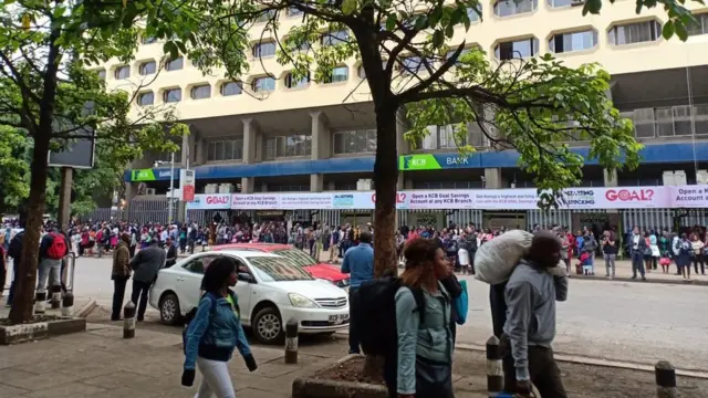 Abiria wakisubiri mabasi kituo cha Kencom Nairobi