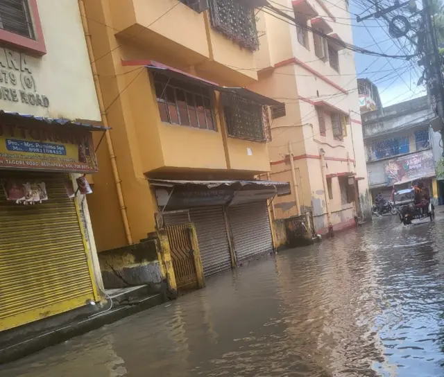 দমদমের রাস্তায় জলমগ্ন পরিস্থিতি। 