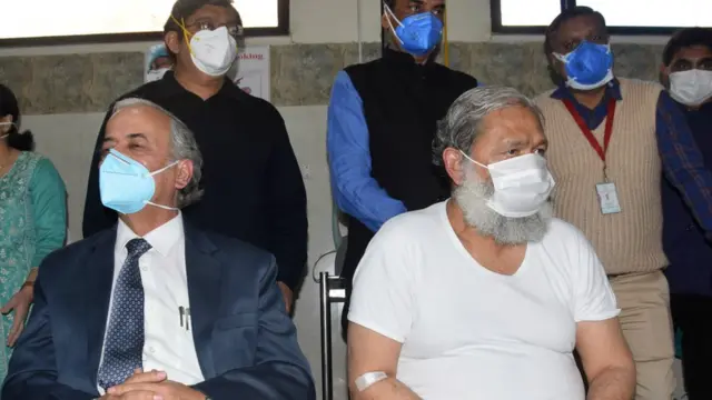 ভারতে কোভিড ভ্যাকসিন ট্রায়ালে অংশ নিচ্ছেন হরিয়ানার মন্ত্রী অনিল ভিজ (ডানদিকে)