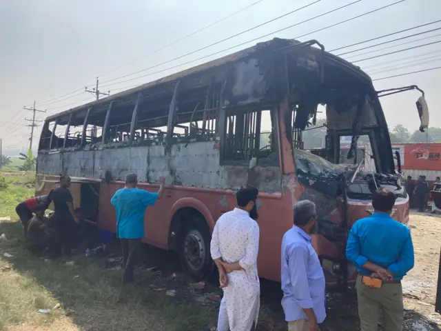 স্থানীয়দের সহায়তায় বাসের আগুন নেভানো হয়