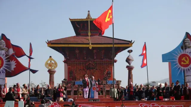 महाधिवेशनमा झन्डोत्तलन गर्दै एमाले अध्यक्ष ओली। 