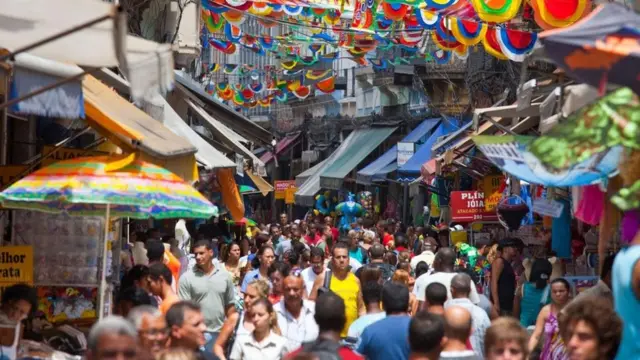 سوق مكتظ بالمتسوقين